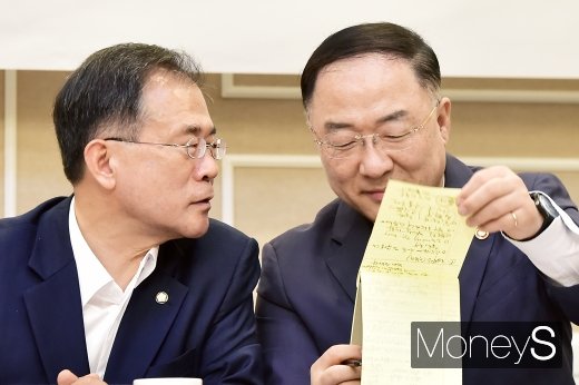 [머니S포토] 일본 수출규제 대책 의견 나누는 윤영일-홍남기