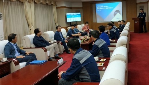 이종호 평택시 부시장(사진 왼쪽 세 번째)이 29일 평택시의회 의원들과 함께 현대제철 당진제철소를 방문, 미세먼지 저감 방안 마련에 대해 논의하고 있다. / 사진제공=평택시
