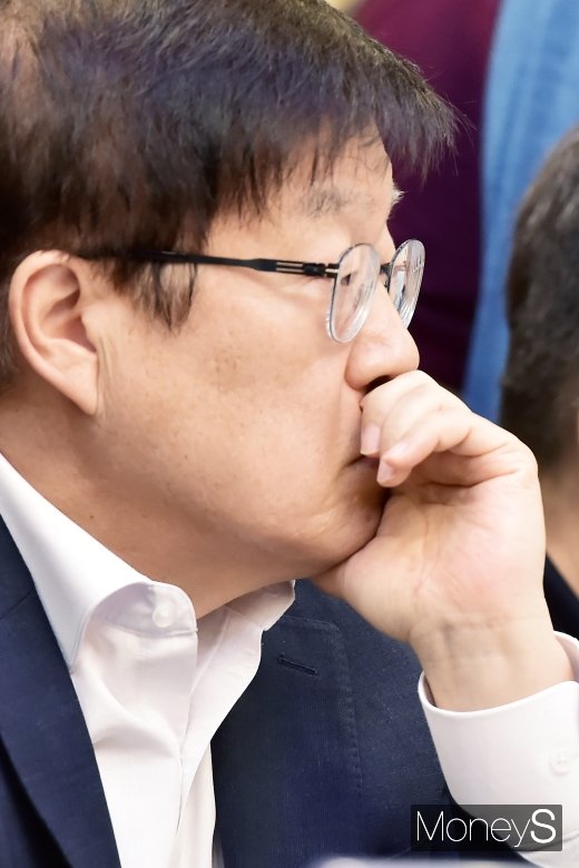 [머니S포토] 수출규제 대책 관련 정당 발언 경청하는 김영주 무역협회장