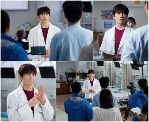 '의사요한' 지성, 극중 방송 카메라 앞에 서다