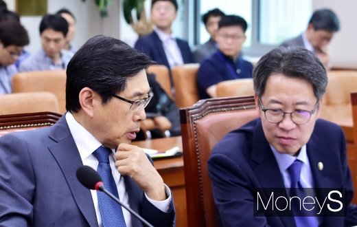 [머니S포토] 귀엣말 나누는 박상기 법무 장관