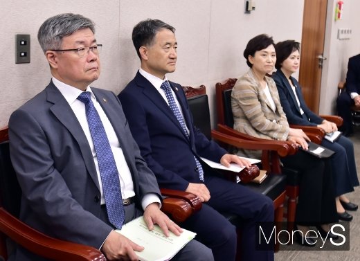 [머니S포토] 국회 법사위 회의 참석한 각부처 수장