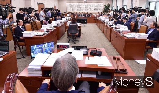 [머니S포토] 국회 법사위 회의로 쏠린 눈길