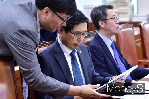 [머니S포토] 자료 살피는 박상기 법무 장관