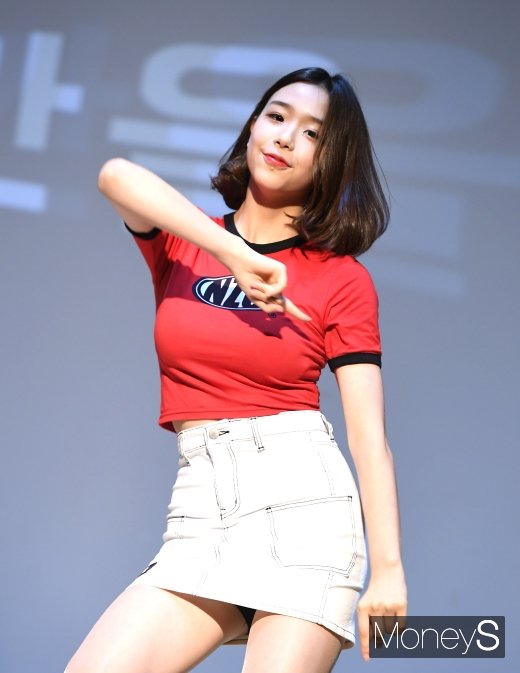 [머니S포토] 버스터즈 채연, 러블리한 퍼포먼스