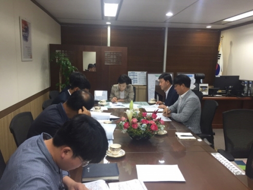 김현미 국토부 장관을 만나 국비지원을 적극 요청한 허성곤 김해시장(오른쪽 두번째)./사진제공=김해시 