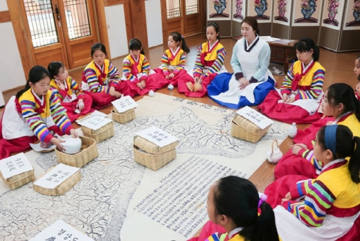 수원전통문화관에서 오는 8월 한 달간 여름방학 특강 프로그램 '어린이 수라학교 수원별궁'을 선보인다. / 사진제공=수원문화재단