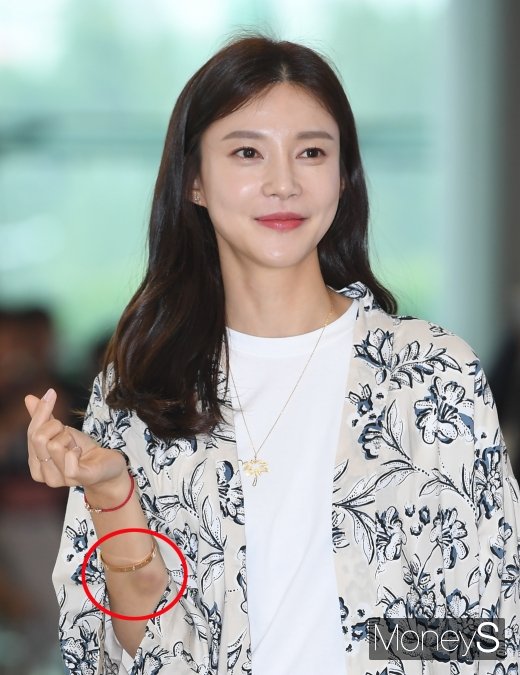 [머니S포토] 차예련 '눈에 띄는 손목에 멍자국'