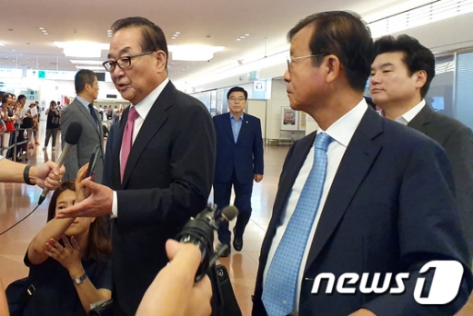 서청원 국회 방일대표단장 등 의원들이 31일 일본 하네다 공항에서 취재진의 질문에 답변하고 있다. 대표단은 국회 한일의회외교포럼 명예회장인 서청원 무소속 의원을 단장으로, 강창일·김진표·원혜영 더불어민주당 의원, 원유철·윤상현·김광림 자유한국당 의원, 김동철 바른미래당 의원, 조배숙 민주평화당 의원, 이정미 정의당 의원으로 꾸려져 이날부터 1박2일 동안 일본 의회 대표단을 만난다. /사진=뉴스1