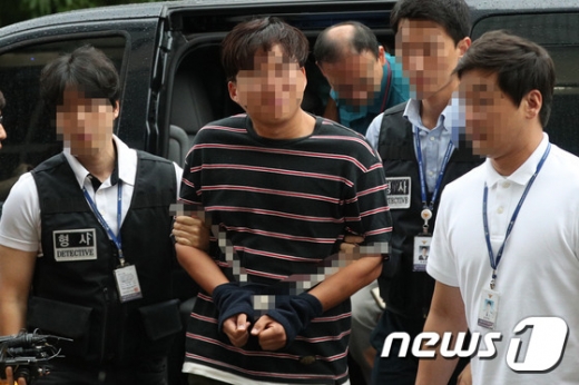 윤소하 정의당 원내대표 의원실에 협박 소포를 보낸 혐의를 받는 서울대학생진보연합(대진연) 소속 유모씨(35)가 지난달 31일 서울 양천구 남부지방법원에서 열린 구속 전 피의자심문(영장실질심사)에 출석하고 있다.  /사진=뉴스1