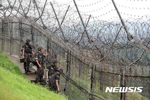 중부전선 GOP(일반전초) 철책에서 장병들이 경계작전을 펼치고 있다. /사진=뉴시스DB