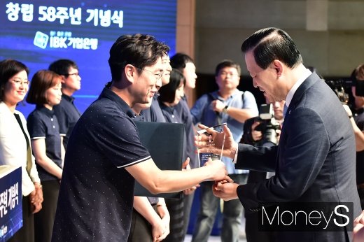 [머니S포토] 임직원 표창하는 김도진 행장
