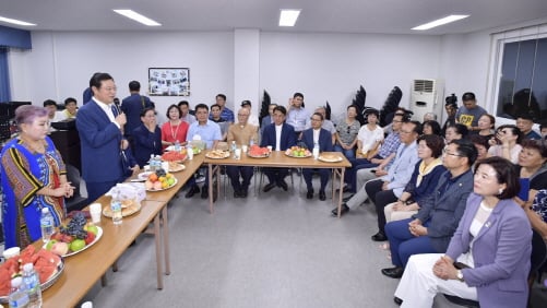 이용섭 광주광역시장이 31일 오전 광산구 고려인종합지원센터를 방문해 고려인 마을 주민들과 간담회를 하고 있다./사진제공=광주광역시