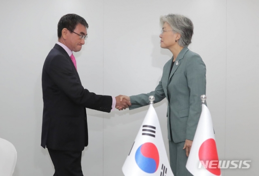 강경화 외교부 장관(오른쪽)이 1일 오전 태국 센타라 그랜드호텔에서 고노 다로 일본 외무상과 양자회담을 하기에 앞서 악수하고 있다. /사진=뉴시스
