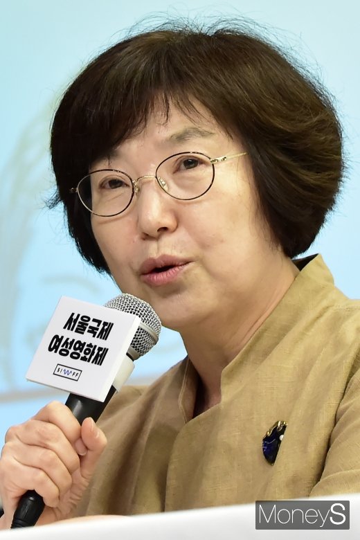 [머니S포토] 인사말 전하는 김은실 서울국제여성영화제 이사장
