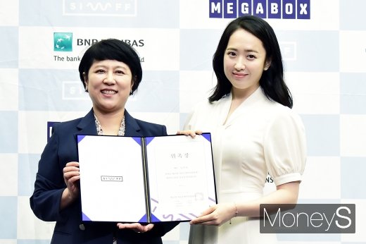 [머니S포토] SIWFF 홍보대사 김민정과 박광수 집행위워장