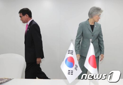 아세안지역안보포럼(ARF) 참석차 태국을 방문중인 강경화 외교부장관(오른쪽)과 고노 다로 일본 외무상이 1일 오전(현지시간) 방콕 센타라 그랜드호텔에서 열린 양자회담에서 악수한뒤 각자의 자리로 향하고 있다. /사진=뉴스1