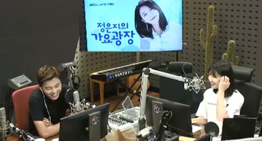 배우 연우진(왼쪽)과 DJ 정은지. /사진=KBS 쿨FM '정은지의 가요광장' 보이는 라디오 캡처