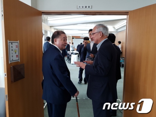 국회 방일단의 강창일 더불어민주당 의원이지난 31일 일본 공동여당인 공명당사를 찾아 공명당 지도부와 가진 비공개 간담회 종료 후 일본 공명당 측 의원과 대화를 나누고 있다. /사진= 뉴스1 