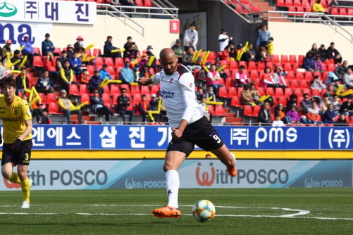 ▲지난 3월30일 전남전 펠리페 슈팅/사진제공=광주FC