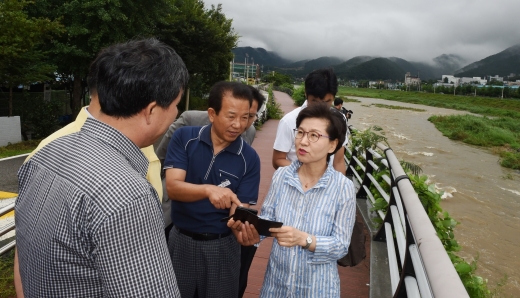 이화순 경기도 행정2부지사는 갑작스러운 폭우로 공사차량이 고립됐던 동두천 신천 하천 정비사업 현장을 1일 오전 찾아 상황보고를 받고, 신속한 수습을 지시했다. / 사진제공=경기북부청