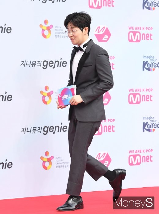 [머니S포토] 딘딘 '한껏 꾸미고 등장'
