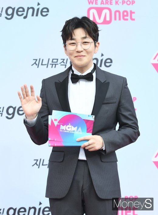 [머니S포토] 딘딘 '오늘 레드카펫 진행맡았어요'