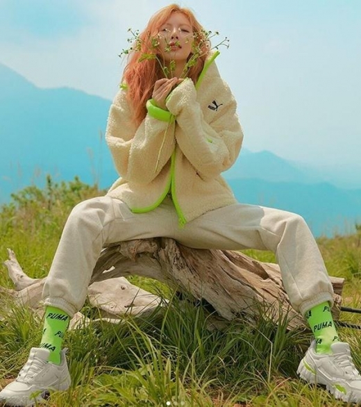 현아, 네온 포인트 스포티룩으로 뽐낸 청초한 매력