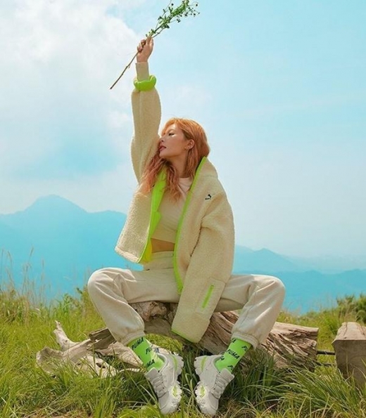 현아, 네온 포인트 스포티룩으로 뽐낸 청초한 매력