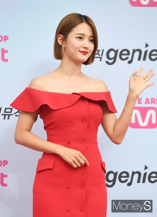 [머니S포토] 남보라, 어깨라인 시원하게 드러낸 오프숄더 패션