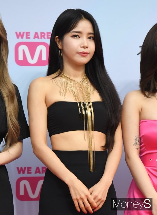 [머니S포토] 마마무 솔라, 시원하게 드러낸 어깨와 복근(2019 MGMA)
