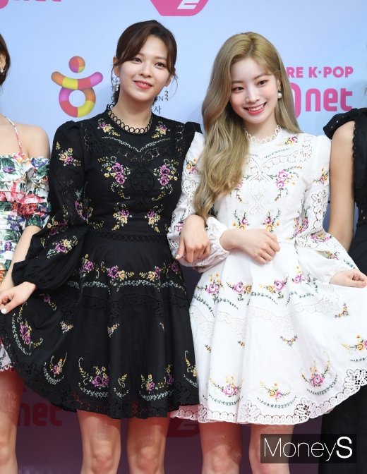 [머니S포토] 트와이스 정연·다현, 러블리한 커플룩(2019 MGMA)