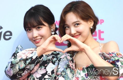 [머니S포토] 트와이스 모모·나연 '합체 하트 발사'(2019 MGMA)