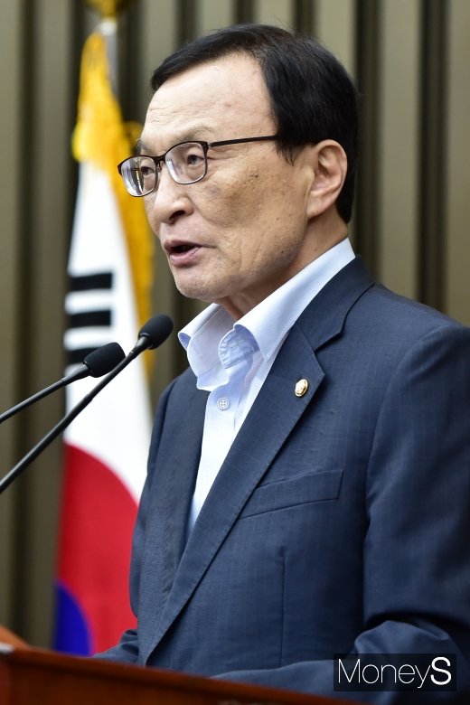 [머니S포토] 민주당 의원총회, 오후8시 되서야 개회