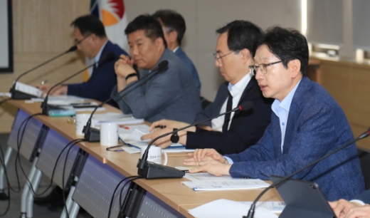 지난 1일 경남도청 도정회의실에서 열린 '일본 수출규제 대응방안 회의'에서 모두발언하고 있는 김경수 경남도지사(오른쪽 첫번째)./사진제공=경남도 
