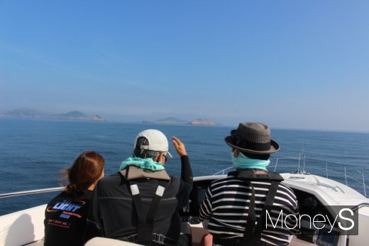 [머니S포토] 십이동파도, 순항하는 슈퍼요트 '썬씨커'