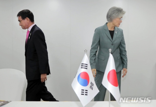 아베 총리 서명·일왕 공포, 이달 말 시행 유력 (속보)