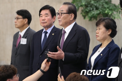 한일 무역갈등에 따른 수출규제 해결책을 마련을 위해 구성된 국회 방일단 서청원 단장이 1박 2일 일정을 마친 1일 서울 김포공항을 통해 귀국하며 취재진의 질의에 답하고 있다.  /사진=뉴스1
