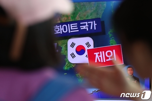 日 관방 “한국 화이트리스트 배제, 국제경제 영향 없을 것” (속보)
