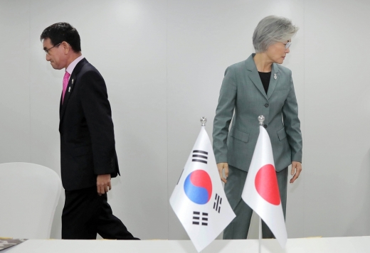 강경화 외교부 장관이 지난 1일 오전 태국 센타라 그랜드호텔에서 고노 다로 일본 외무상과 양자회담을 하기에 앞서 악수한 뒤 자리로 향하고 있다. /사진=뉴시스