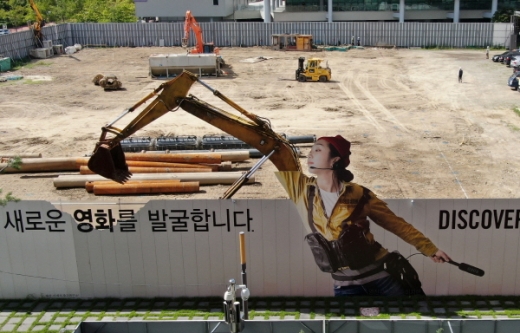 공사장 내부에는 높이 20여미터에 달하는 50톤급 대형 건설용 크레인과 중장비 포크레인들이 세워져 있고, 그 아래에는 역동적인 영화인들이 절묘하게 배치되어 건설장비가 마치 모델의 신체 일부처럼 보이는 착시효과를 불러일으키고 있다./사진제공=영진위 