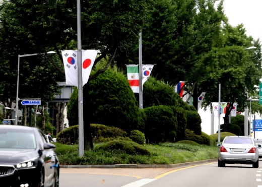 2일 서울 강남구 측이 일본이 한국을 백색국가 대상에서 제외한 것에 대해 항의 표시로 대로에 게양된 일장기를 일제 철거하겠다고 밝혔다. /사진=강남구 제공 