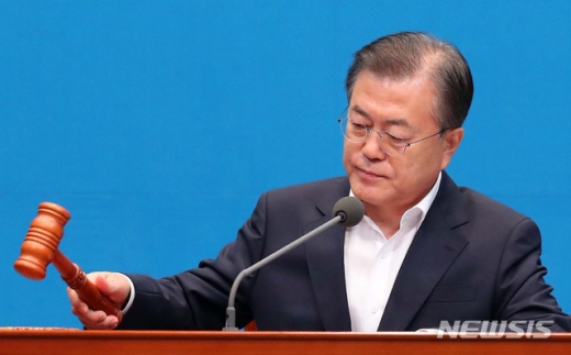 문재인 대통령이 2일 청와대 여민관에서 긴급 국무회의를 주재하고 있다. /사진=뉴시스