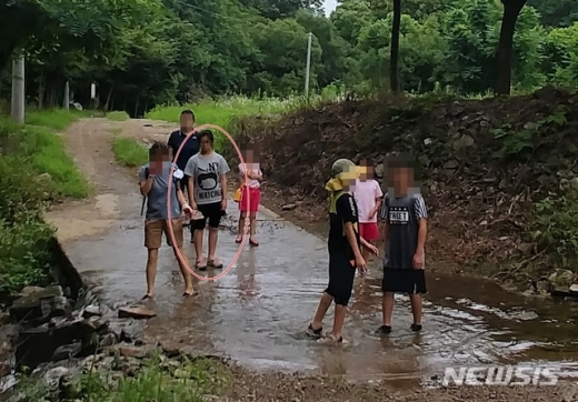 조은누리양(빨간색 원안) 실종 직전 일행과 함께 촬영한 사진. /사진=뉴시스(청주 상당경찰서 제공)
