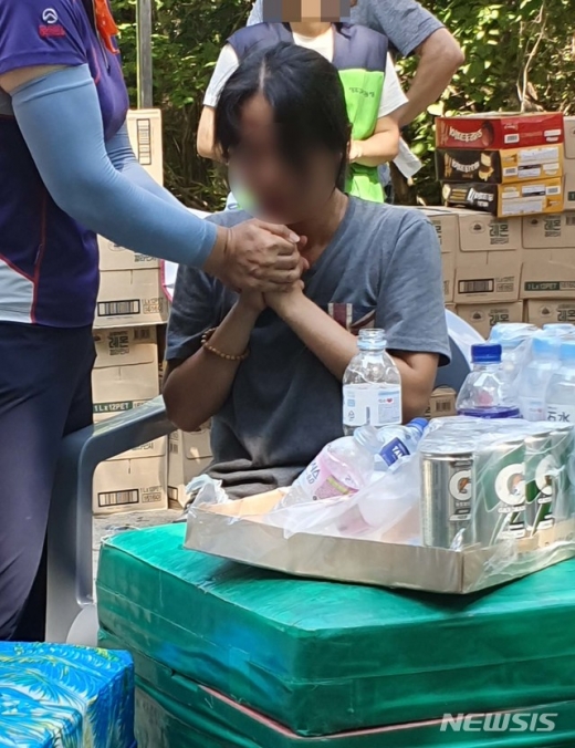 지난달 23일 실종된 조은누리양(14)이 실종 11일째인 2일 오후 2시40분께 충북 청주시 가덕면 내암리 무심천 발원지 인근에서 군 수색대에 의해 생존한 채 발견됐다. 합동수색본부에서 딸의 생존 소식을 전해들은 조양의 어머니가 감사의 기도를 올리고 있다./사진=뉴시스