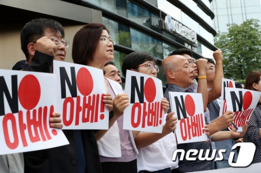 아베규탄 시민행동 회원들이 2일 오후 서울 종로구 일본대사관 앞에서 기자회견을 열고 화이트국가에서 한국을 배제한 일본 정부를 규탄하고 있다. /사진=뉴스1