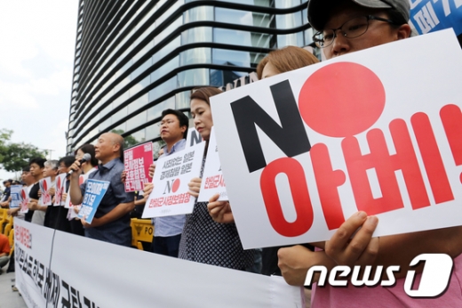 아베규탄 시민행동 회원들이 2일 오후 서울 종로구 일본대사관 앞에서 기자회견을 열고 화이트국가에서 한국을 배제한 일본 정부를 규탄하고 있다. /사진=뉴스1