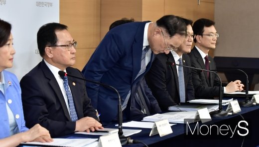 [머니S포토] 국민 앞 고개숙인 홍남기 