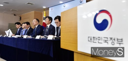 [머니S포토] 홍남기 