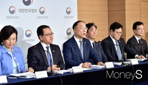 [머니S포토] 일 경제보복에 대한 정부 입장 발표하는 홍남기 부총리